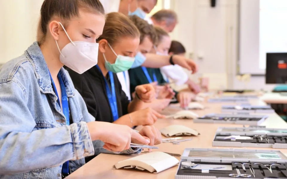 Během Medikempu si studenti vyzkoušeli medicínu nanečisto. Připravila ho Lékařská fakulta v Hradci Králové