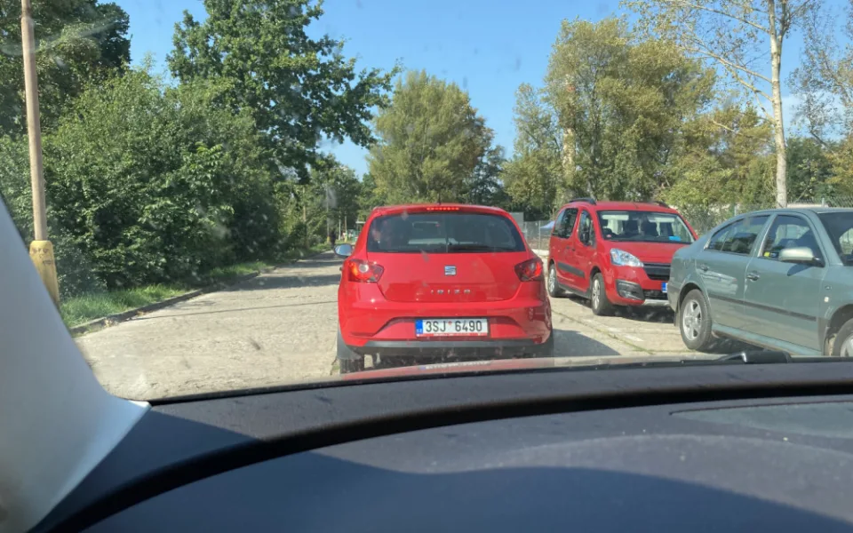 Příjezd na odběrové místo v areálu Fakultní nemocnice Hradec Králové.