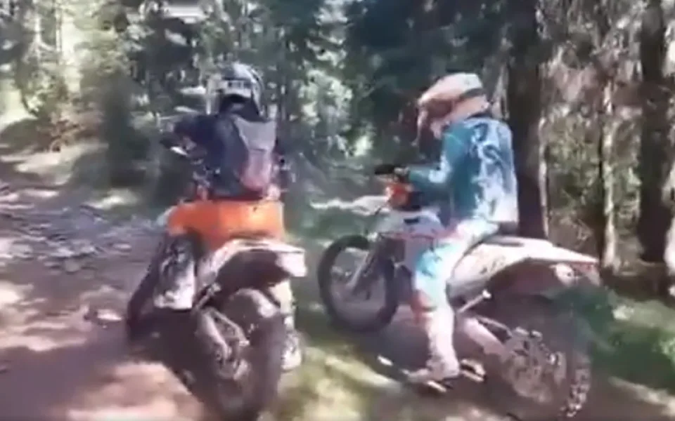 Po Krkonoších se proháněli motorkáři. Správci parku pátrají po jejich totožnosti. Neznáte je?