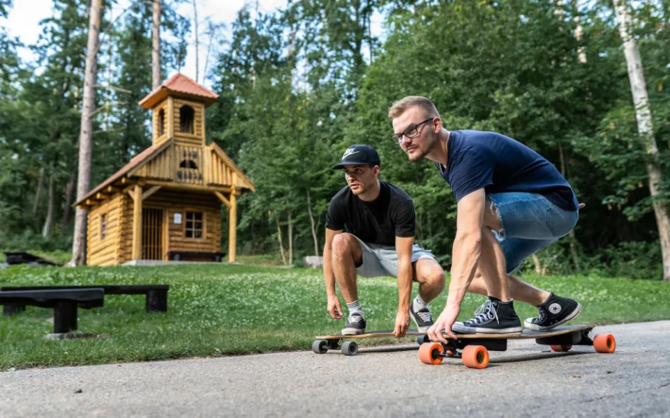 Dva roštáci na longboardech vyráží napříč vlastí. Podpoří tak malého Milánka