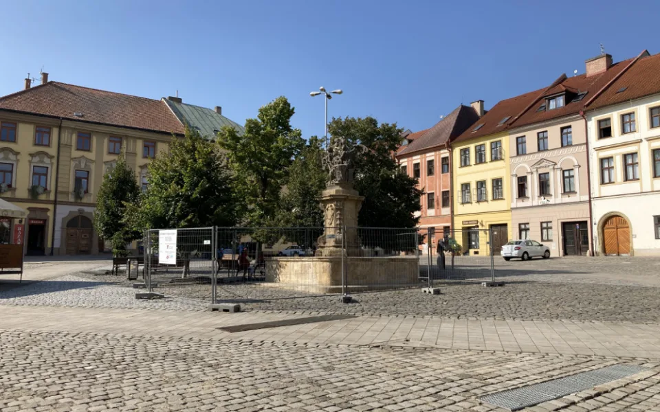 Po rekonstrukci je kašna na Malém náměstí opět v provozu. Město by ji chtělo na zimu zastřešit