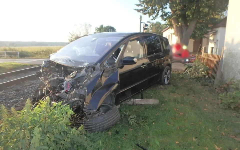 Osobní auto po střetu s vlakem u mezi obcemi Luková a Nepolisy