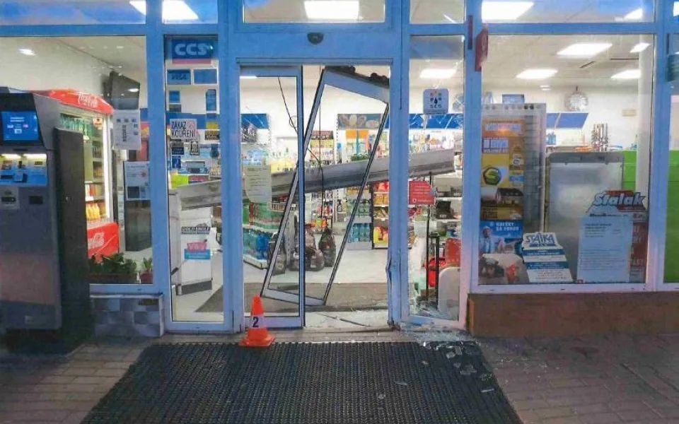 Zdemolovaný vchod do prodejny ve Vamberku