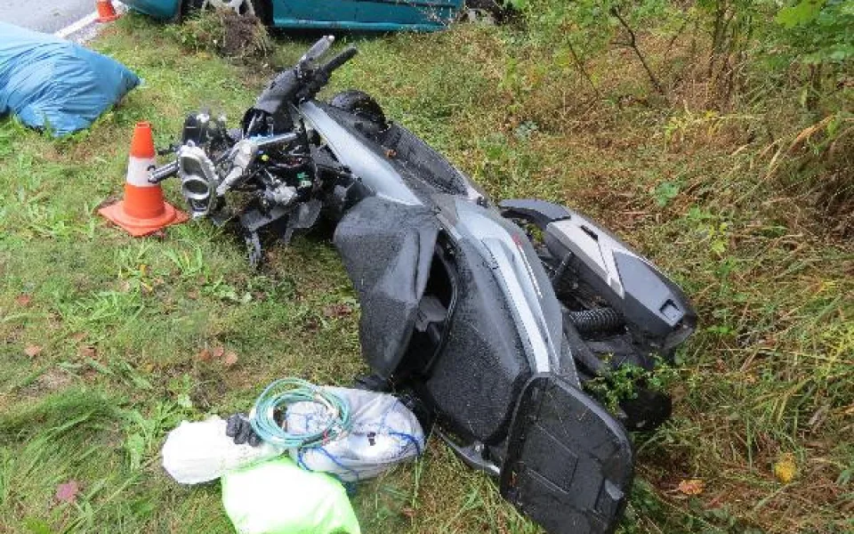Skútr i osobní auto po nehodě u Třebechovic