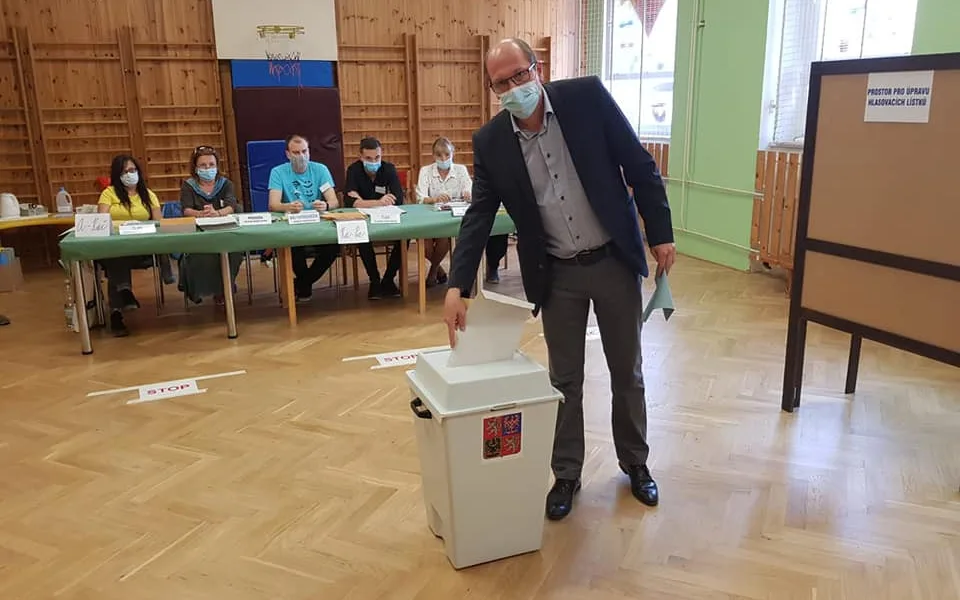 Hejtman Královéhradeckého kraje Jiří Štěpán při vhazování hlasovacího lístku do urny