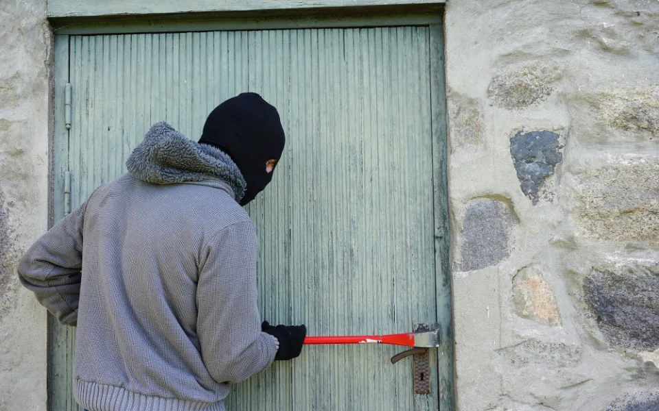 Na Trutnovsku někdo vykrádá chaty. Škoda už se vyšplhala na 55 tisíc korun
