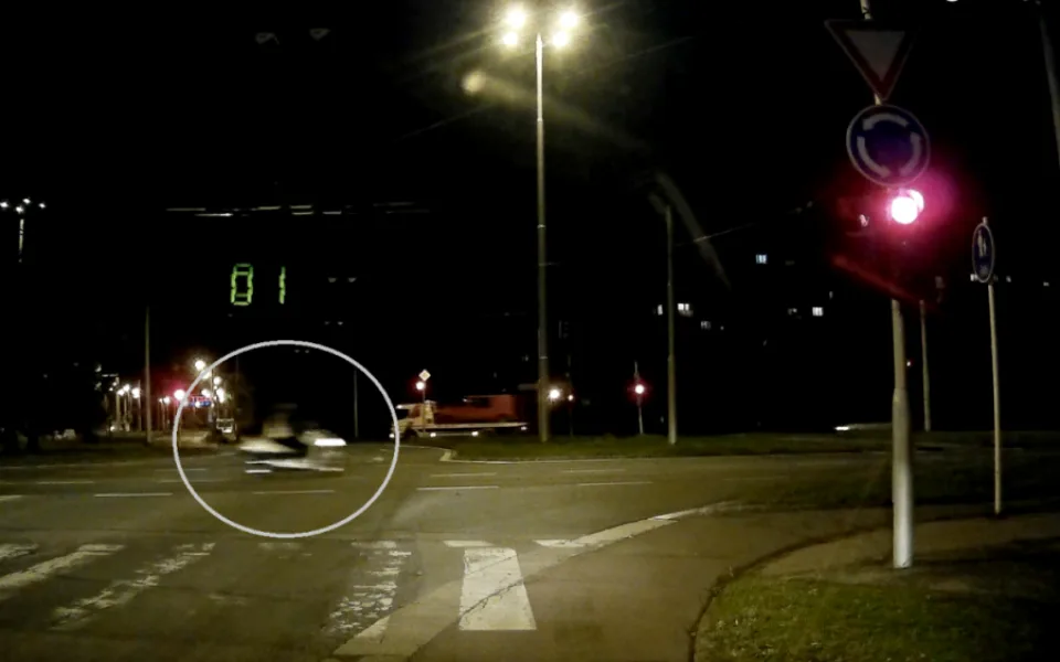 Řidičák nemám. Bojím se, že by mi ho nedali, řekl hlídce řidič motorky