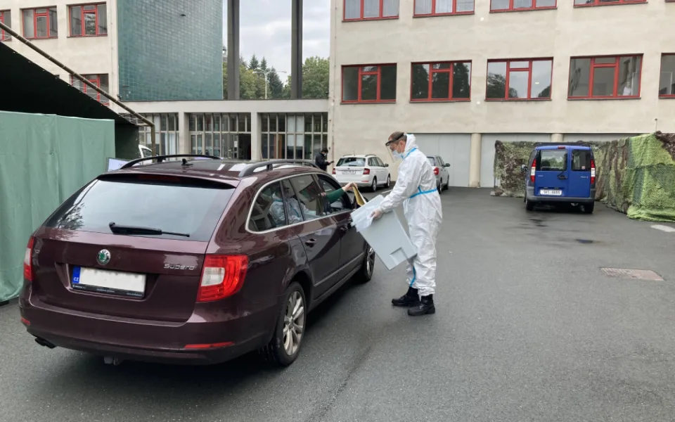 Pro lidi v karanténě zítra startuje druhé kolo senátních voleb. DRIVE-IN stanoviště v Hradci je připravené
