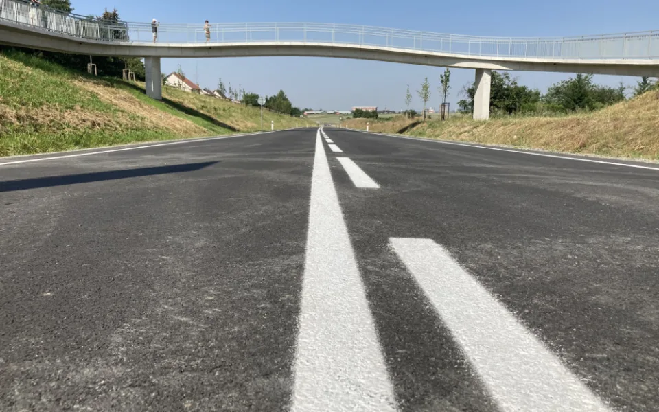 Obchvat Opočna je opět otevřen. Kraj získal chybějící povolení k provozu