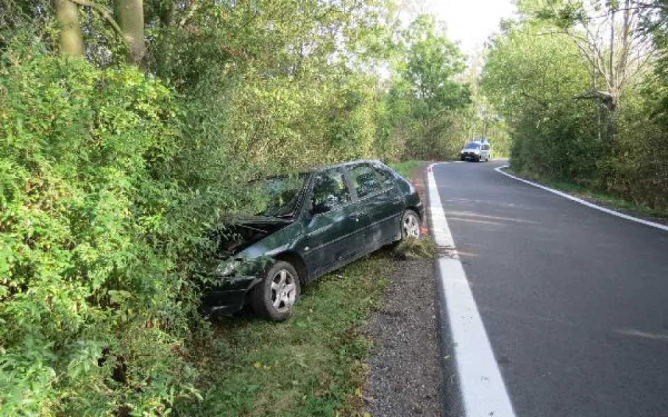 Pod vlivem neudržel auto na silnici. Sjel z ní a narazil do stromu