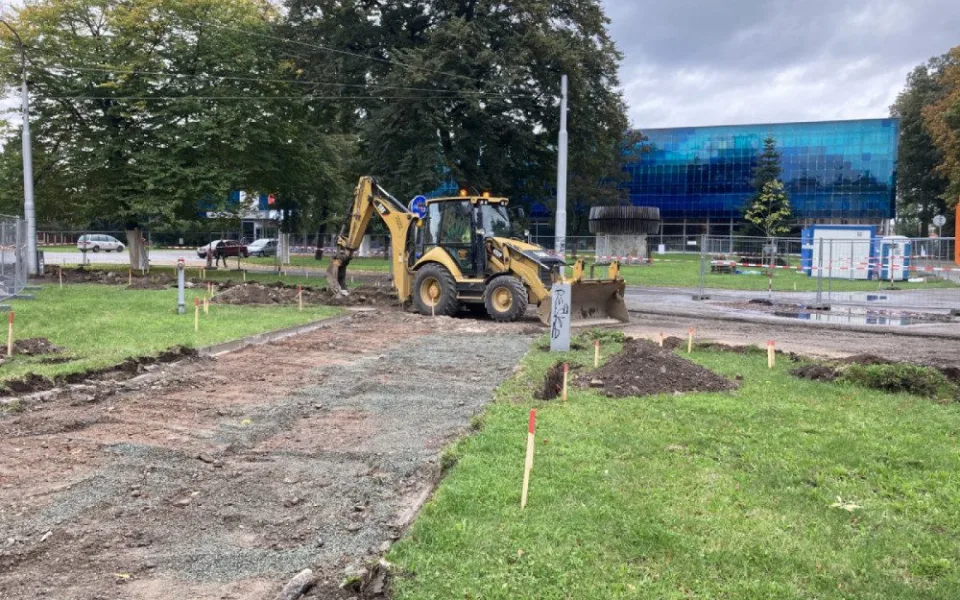 FOTO: Začala rekonstrukce prostranství před zimním stadionem v Hradci Králové