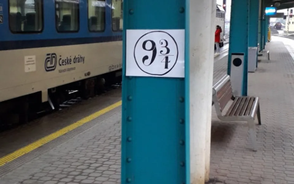 Z vlakového nádraží v Hradci Králové rovnou do Bradavic. Vtipálek zde označil nástupiště 9 a 3/4