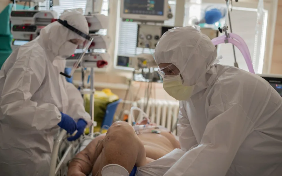 Nejoptimističtější scénáře mluví o naplnění kapacit nemocnic na konci října. Zařízení odkládají operace