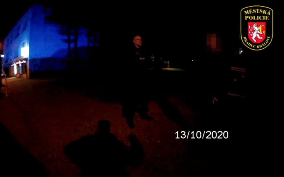 Po zběsilé jízdě se pokusil uplatit strážníky. Nepomohl mu ani pokus o útěk