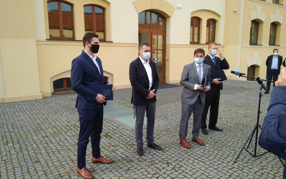 VOLBY 2020: V Královéhradeckém kraji byla podepsána koaliční smlouva. Ustavující zastupitelstvo se má konat 2. listopadu