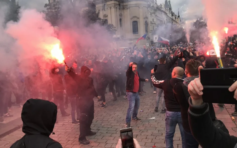Včerejší demonstrace na Staroměstském náměstí se zvrtla v potyčku s policisty