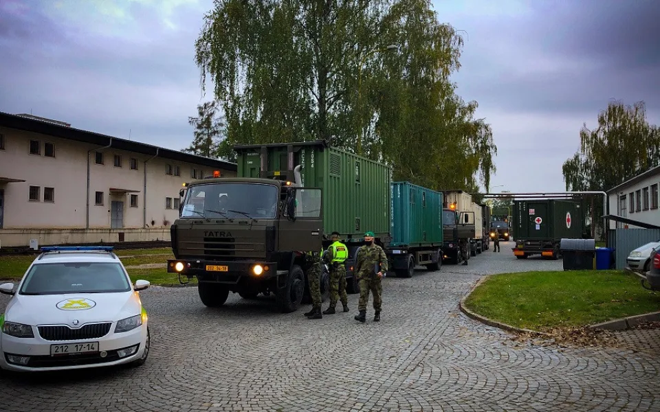V Letňanech začala stavba polní nemocnice. Část vybavení dorazilo z Hradce Králové