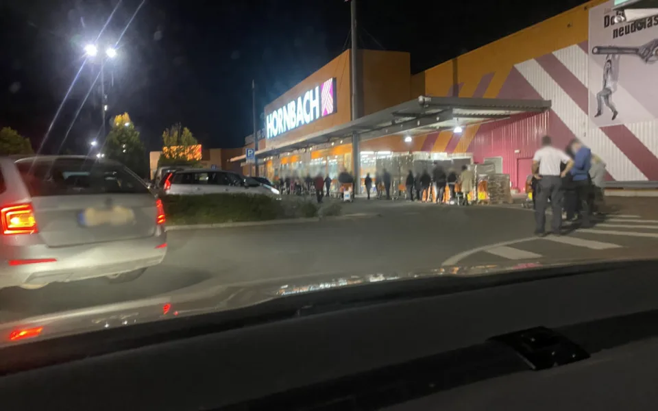 Promořování v praxi. U některých obchodů se večera večer stála fronta až ven