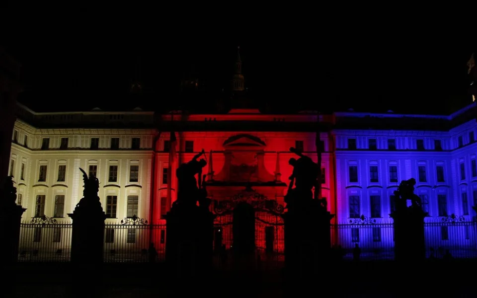 Slavnostní osvětlení v barvách české trikolóry ozdobilo pro dnešní večer I. nádvoří Pražského hradu