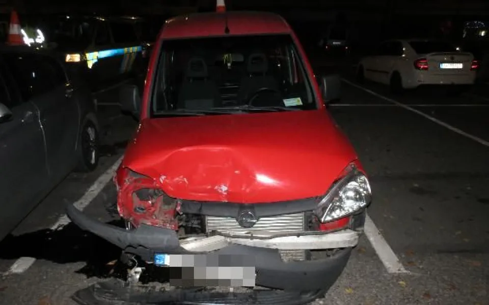 Auto se kterým řidič naboural sloup veřejného osvětlení, narazil do značky a do BMW