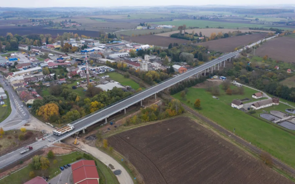 Silničáři otevřeli most na silnici I/35 u Hořic. Rok a půl trvající objížďky skončily
