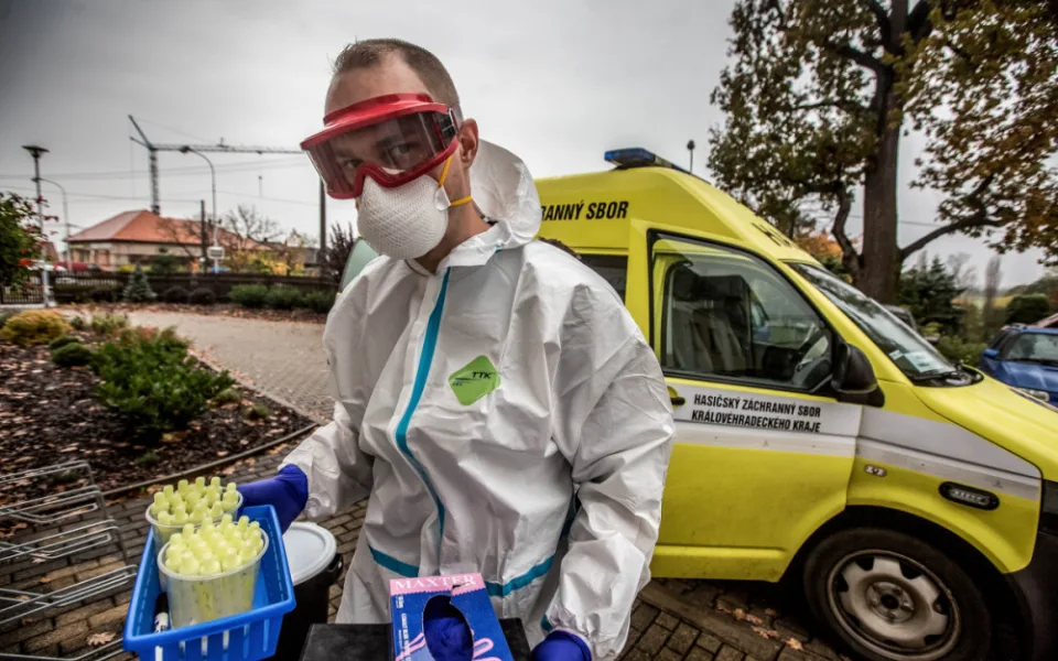 S testováním na Covid-19 pomáhají i hasiči, vytvořili mobilní odběrový tým