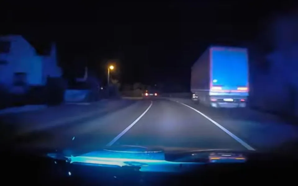 VIDEO: Řítil se Heřmanicemi 190tkou, ale policistům stejně neujel