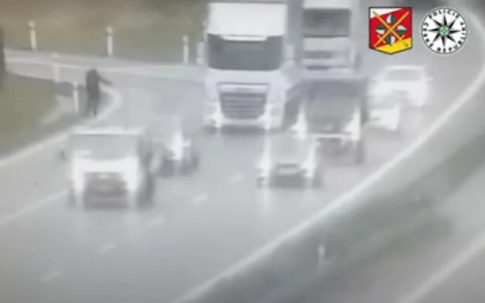 VIDEO: Stopoval na dálnici a odmítal přestat i po příjezdu policie