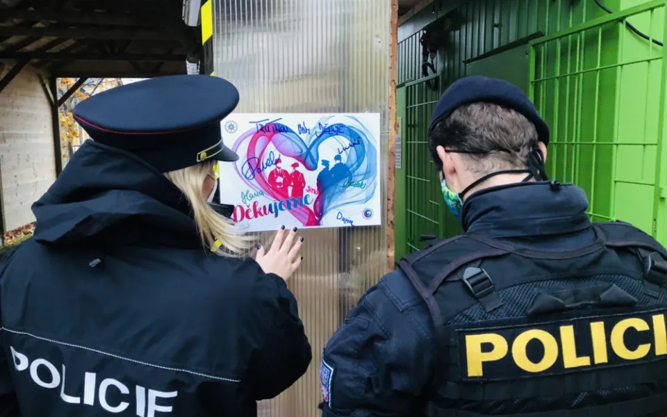 FOTO | VIDEO: Policie v Královéhradeckém kraji rozvezla po nemocnicích srdce se vzkazy a pozdravy