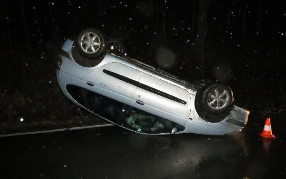 Policie řešila auto na střeše bez řidiče. Prý odešel pro pomoc, tvrdil opilý spolujezdec