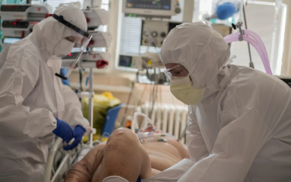 Kraje do nemocnic povolaly 800 mediků, dalších 2100 nastoupilo dobrovolně