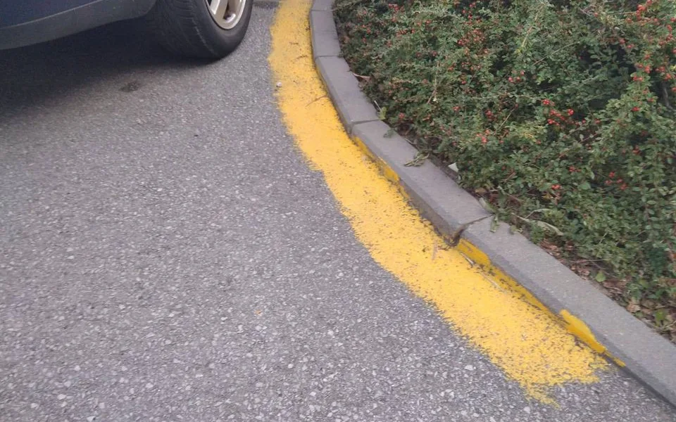 Nechtěl, aby mu před domem parkovala auta, tak tam namaloval žlutou čáru