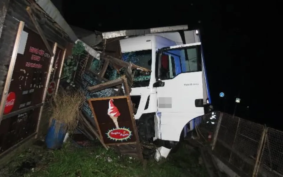 Kamion sjel ze silnice a zastavil se o stánek s občerstvením. Škoda je téměř u dvou milionů korun
