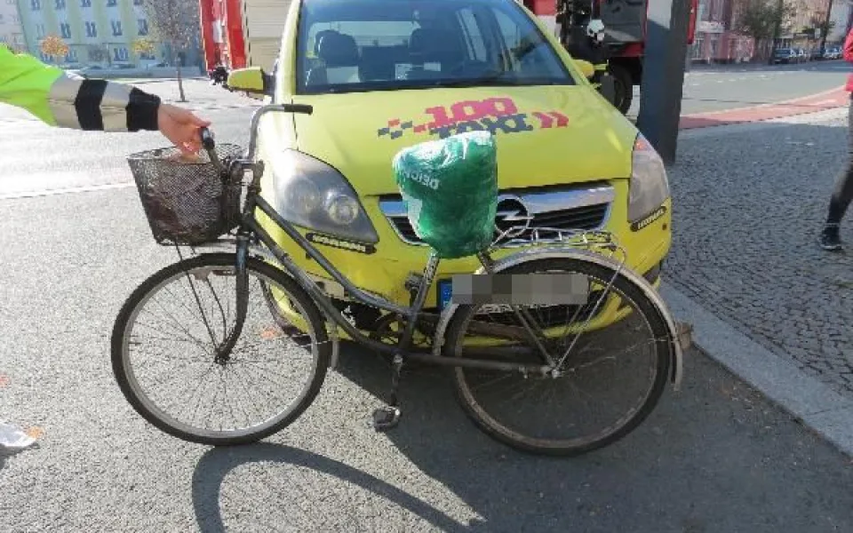Auto srazilo cyklistku, policie hledá svědky