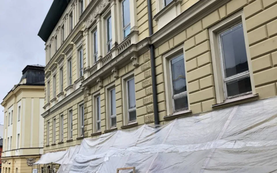 V budově ZUŠ v Trutnově se držela vlhkost a zima. Problém má vyřešit rekonstrukce