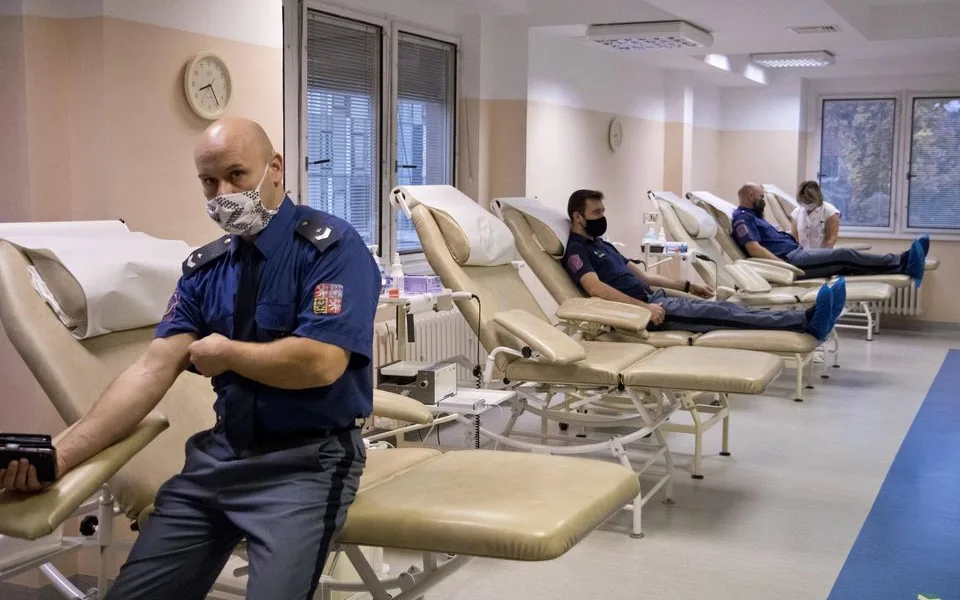 Příslušníci vězeňské služby darovali krev v hradecké nemocnici