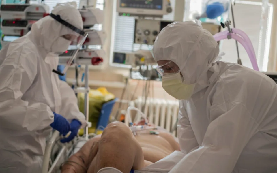 Zpocené tělo pod ochranným oblekem a smrt z minuty na minutu. To je každodenní realita na náchodské covidové JIP