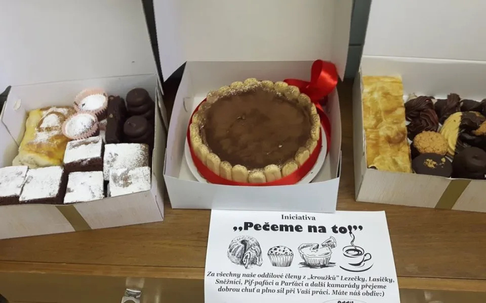 Děti napekly zdravotníkům z Náchodska spoustu dobrot
