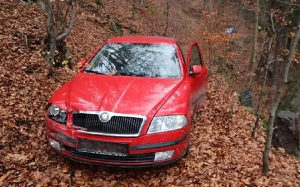 S kradenou Octávkou ujížděl přes hranice v Náchodě, během honičky narazil do tří aut. Policie hledá svědky