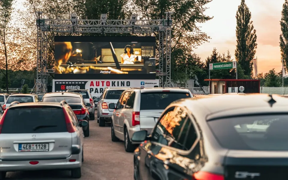 Od čtvrtka v Pardubicích promítá autokino, chce to ale teplé oblečení