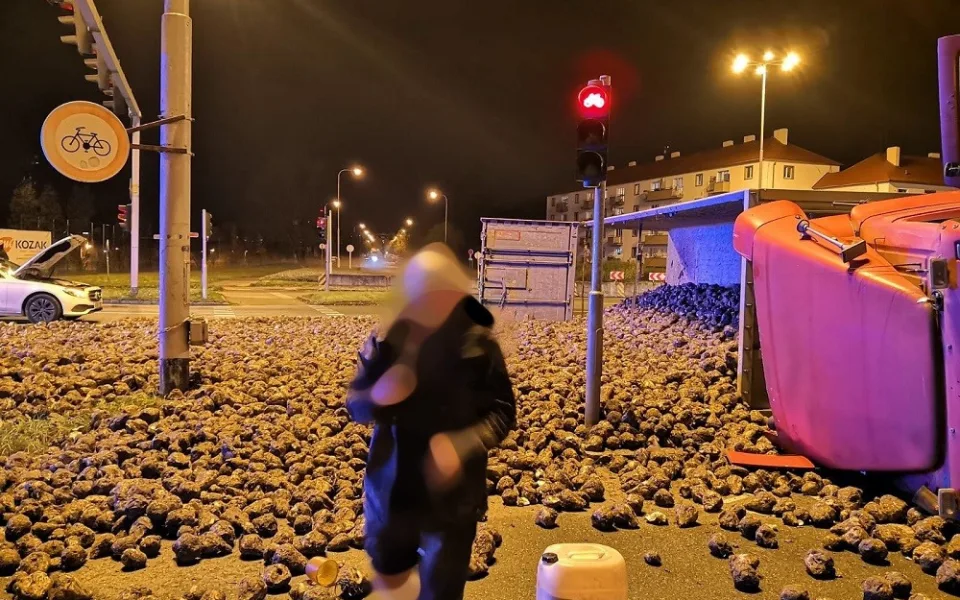 Převrácený kamion s řepou