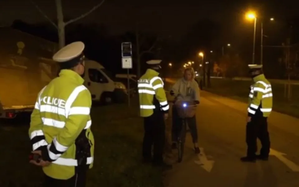 Hradečtí policisté se v těchto dnech zaměřují na osvětlení cyklistů