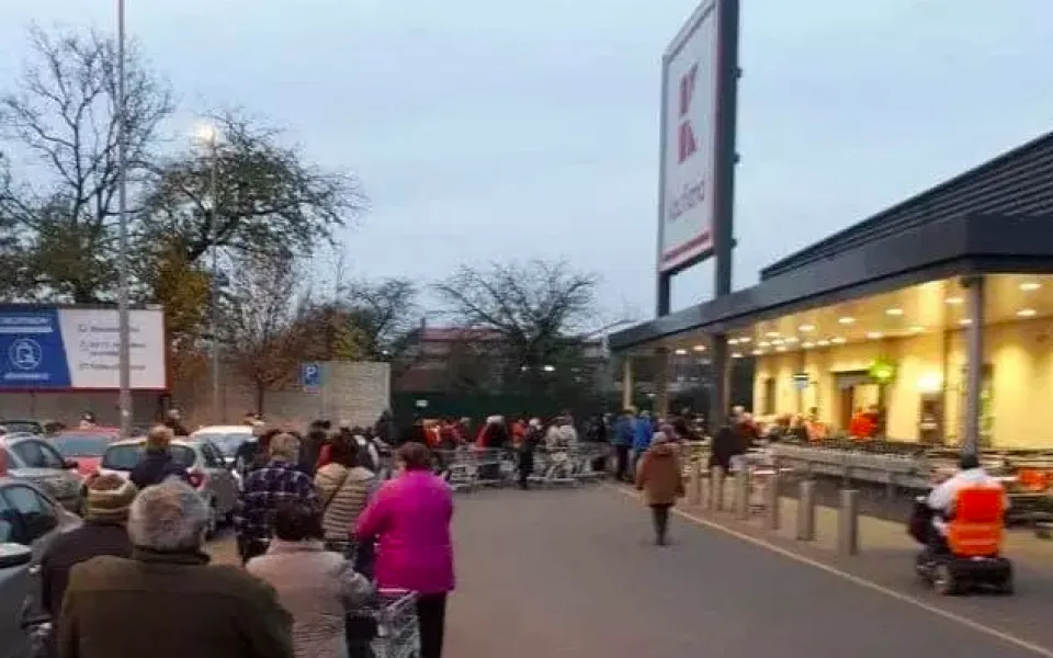 Kdo si počká, ten se dočká. Kvůli novému nařízení vlády se před některými obchody tvoří fronty