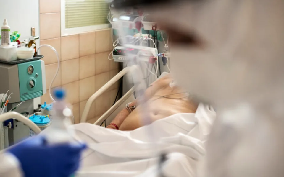 Denní přírůstek nakažených koronavirem se snížil na třetinu, ale zatížení nemocnic se stále velké. Zdravotníkům navíc docházejí rukavice