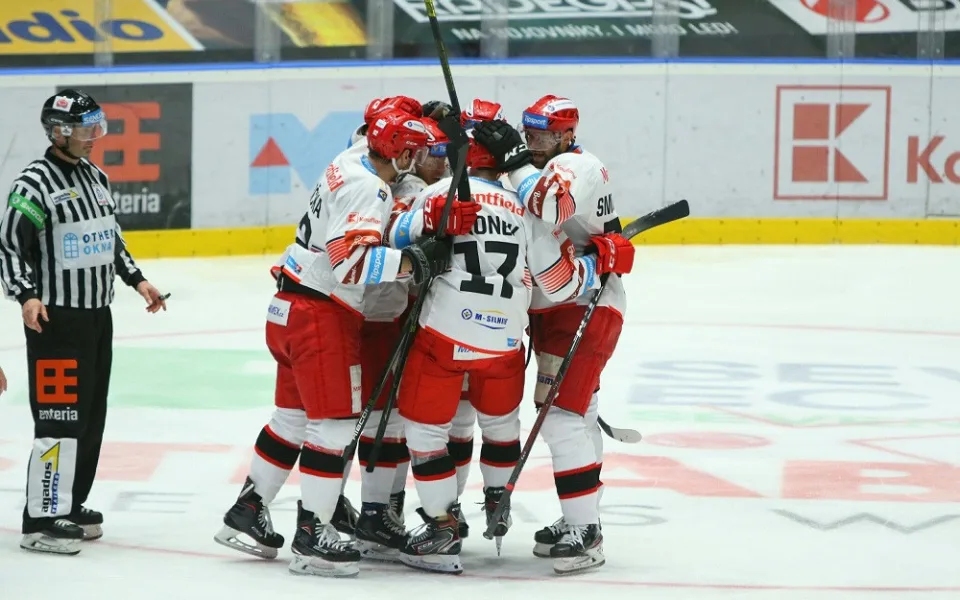 Hokejisté hradeckého Mountfieldu ve včerejším derby s Pardubicemi
