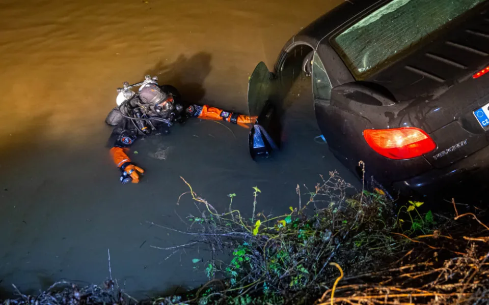 V Černožicích sjelo auto do rybníka. Hasičům s vytažením pomáhali kolegové z Pardubického kraje