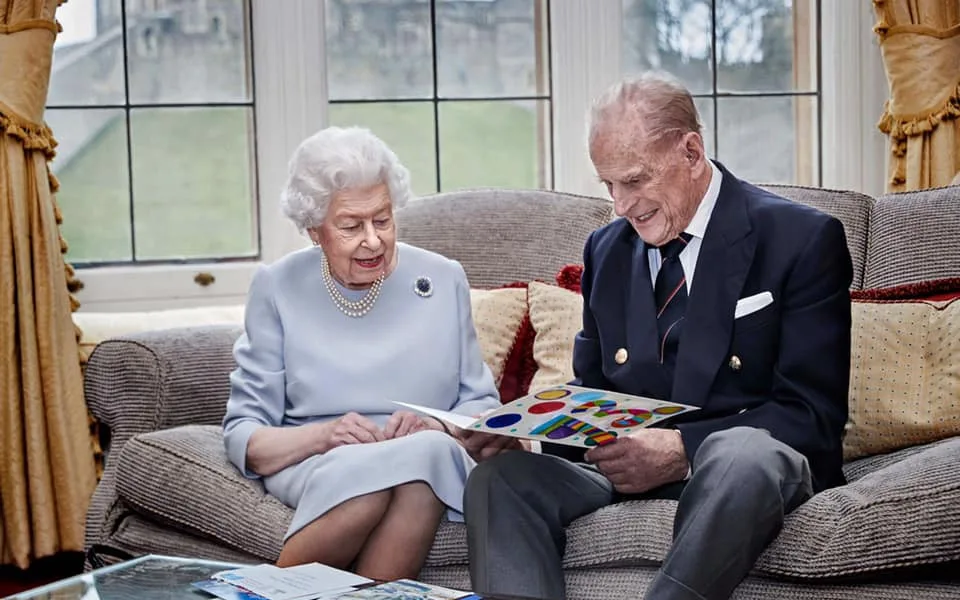Britský královský pár slaví 73. výročí svatby