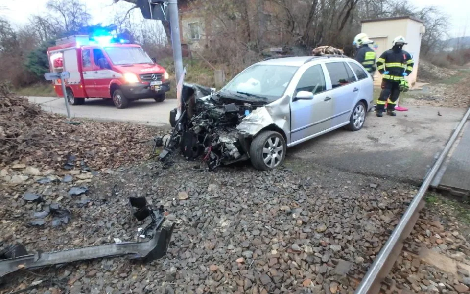 Na Náchodsku se srazil vlak s osobním autem. Tři lidé skončili v nemocnici