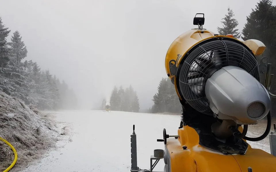 Skiareály na východě Čech už se zasněžují