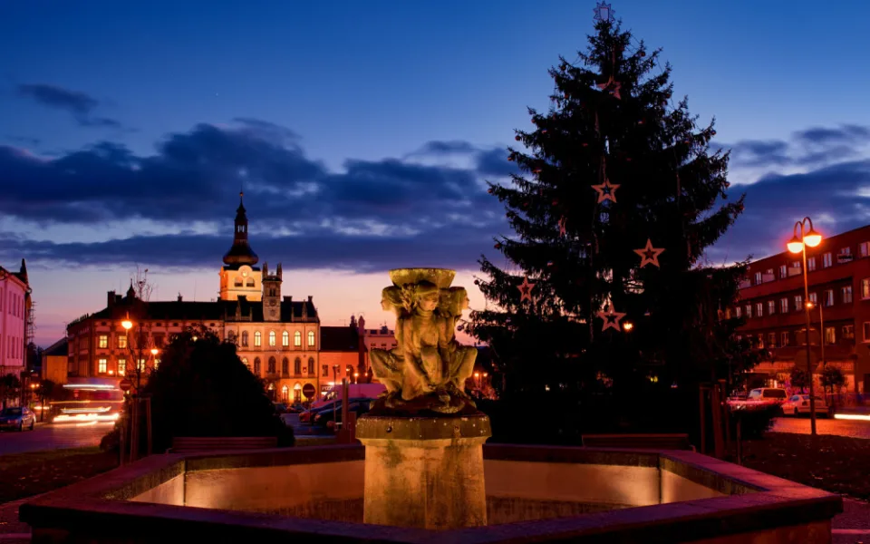 Adventní trhy i rozsvěcení vánočního stromu ruší i Hořice. Lidé ho budou sledovat jen online